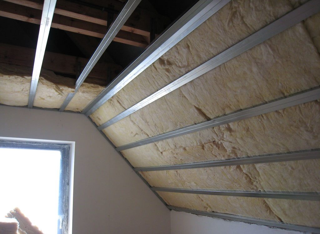 Потолок в частном доме: как утеплить со стороны чердака?